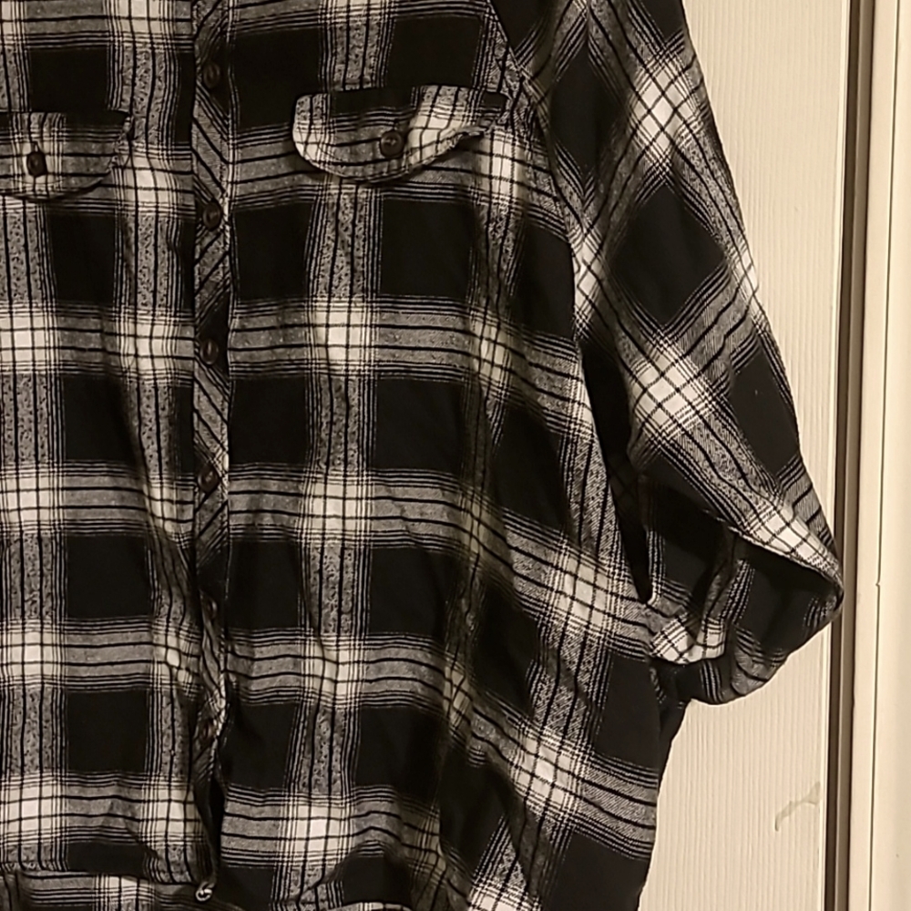 Lady's Top - Picture 2 of 3